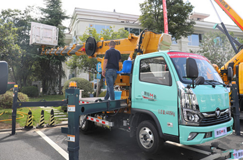 福田奧鈴藍(lán)牌國六30米伸縮臂式高空作業(yè)車推薦